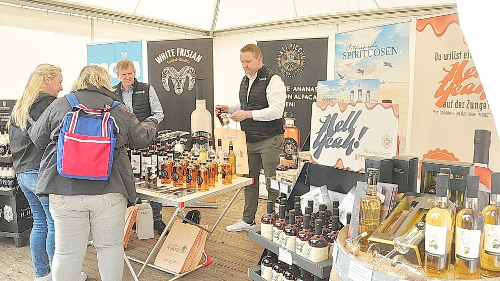 Produkte aus der Region standen auf dem Denkmalsplatz im Fokus – auch Spirituosen aus Ostfriesland. Foto: Bodo Wolters