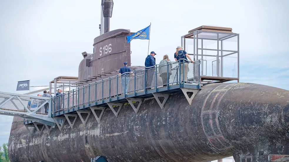 Besucher gehen über einen Steg am Marine U-Boot U17 entlang. Foto: Uwe Anspach/dpa
