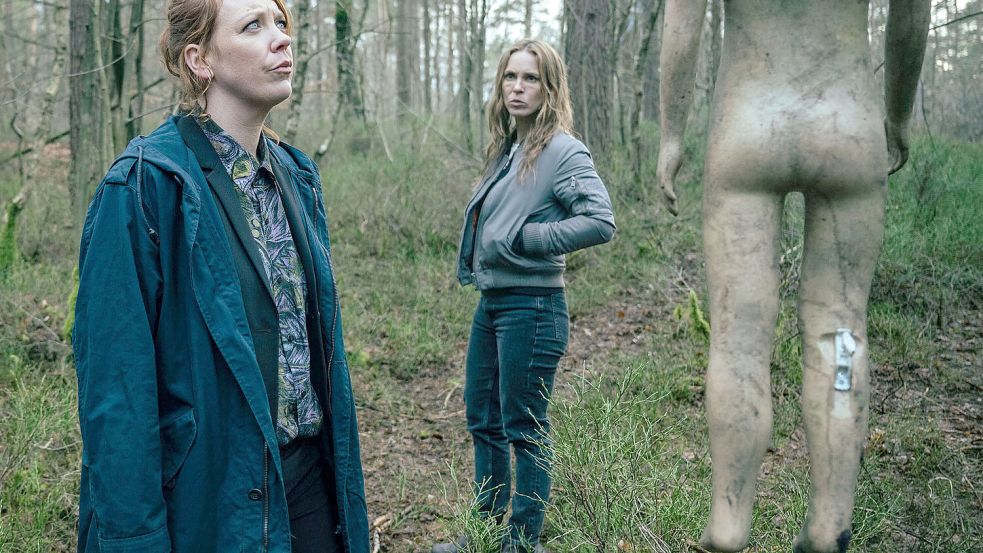Wer treibt hier sein Unwesen? Melly (Lina Beckmann, l.) und Katrin (Anneke Kim Sarnau) finden zerschossene Schaufensterpuppen im Wald. „Polizeiruf 110: Böse geboren“, Sonntag, 25. Mai, 20.15 Uhr im Ersten und in der ARD Mediathek. Foto: © NDR/Michael Ihle