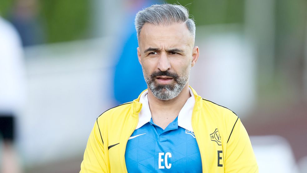 Germania-Trainer Erhan Colak kassierte mit seinem Team eine klare Niederlage. Foto: Doden/Emden