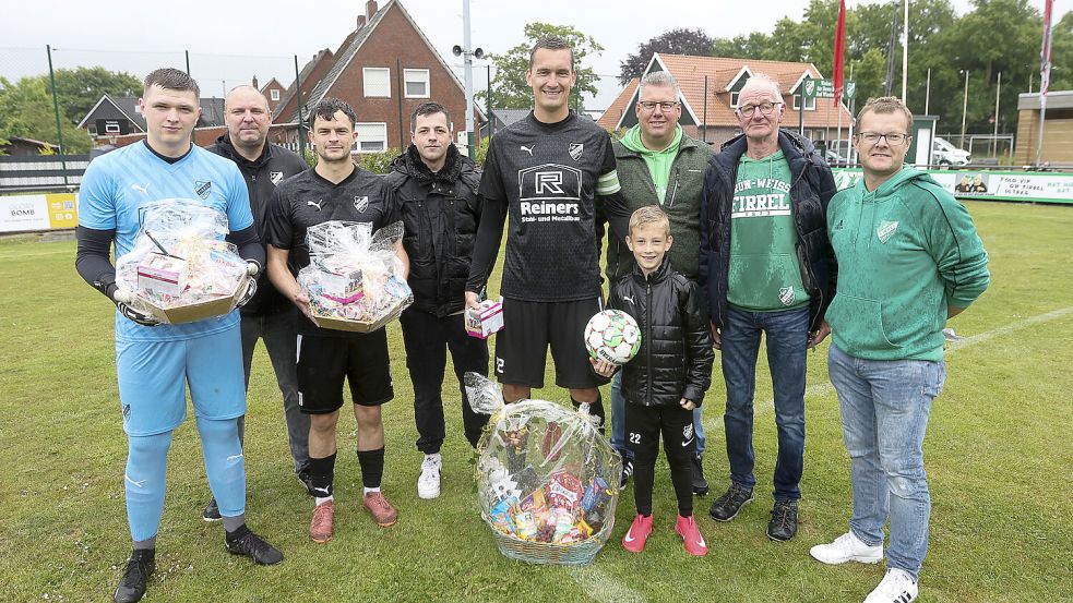 Torhüter Pascal de Buhr (ganz links), Jendrik Janßen (Dritter von links) und Andre Lücht (Mitte) wurden vor dem Spiel verabschiedet. Fotos: Doden/Emden
