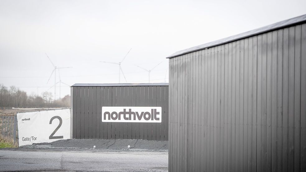 Noch steht Northvolt am Eingang der Heider Baustelle. Foto: IMAGO/Chris Emil Janssen