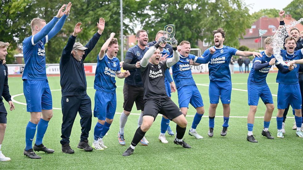 Groß war der Jubel beim TuS Esens nach der Übergabe des Meister-Pokals. Foto: Doden/Blomberg
