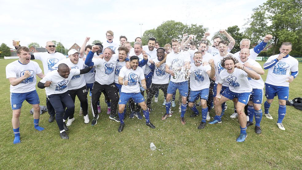 Groß war der Jubel beim Süderneulander SV nach dem Aufstieg in die Bezirksliga. Fotos: Doden/Emden
