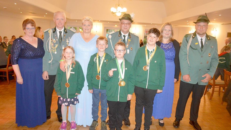 Das Königshaus (hinten, von links): Jutta Hessenius, Enno Hessenius, Petra Löning-Träger, Schützenkönig Thomas Träger, Johanne Frerichs, Lars Frerichs (Blasrohrkönig) sowie (vorne, von links) Finja Brake, Enno Brake (Schülerkönig), Jayden Frey (Blasrohrkönig Schüler) und David Lind (Jugendkönig und Blasrohrkönig Jugend). Foto: Holger Weers
