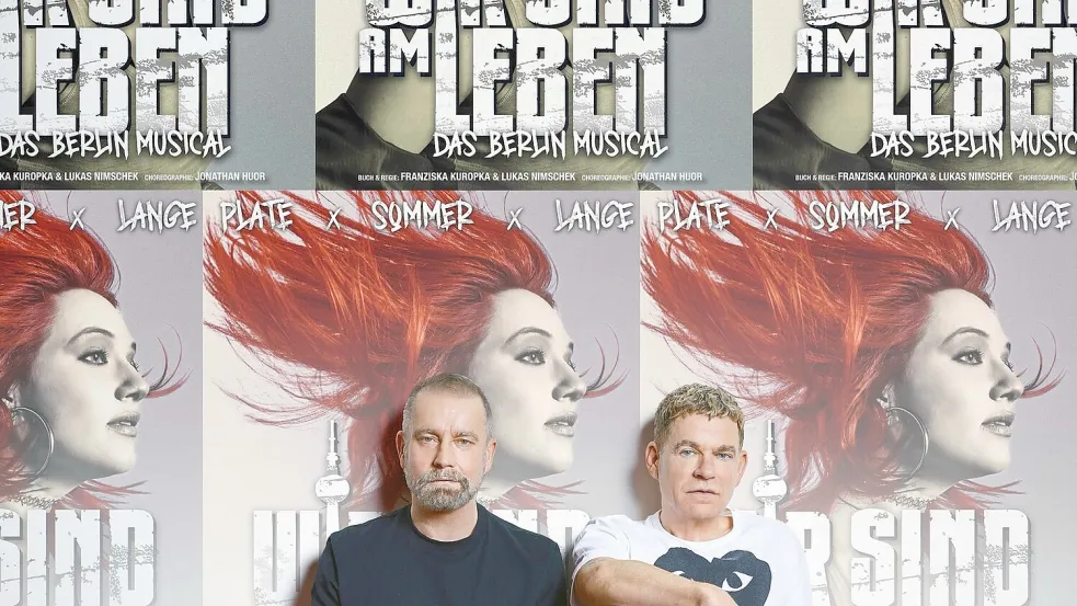 Ulf Leo Sommer und Peter Plate sitzen vor Plakaten ihres neuen Musical-Projekts. Foto: Ferran Casanova/Theater des Westens/dpa