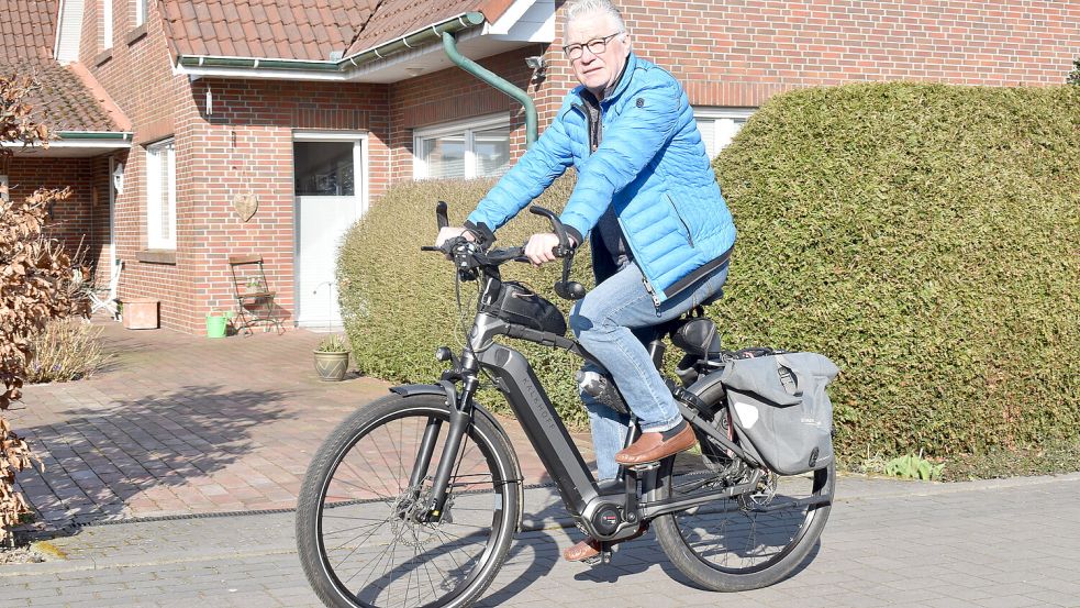 Horst Tinnemeyer auf einem seiner E-Bikes. Mit dem Rad legt der 66-Jährige pro Jahr rund 10.000 Kilometer zurück - und damit weit mehr Kilometer als mit dem Auto. Foto: Henrik Zein