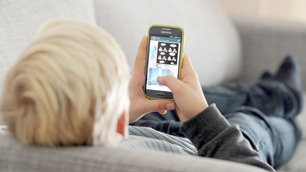 Natürlich gibt es völlig harmlose Spiele für das Smartphone. Aber in anderen geht es blutrünstig zu. Foto: Tobias Hase/dpa