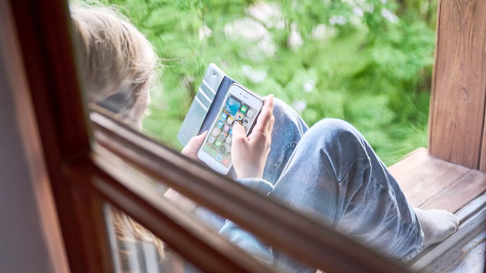 Wenn es Probleme gibt, sollte man die Kinder mit ihren Sorgen und Ängsten nicht allein lassen, sondern für Vertrauen sorgen. Foto: Annette Riedl/dpa