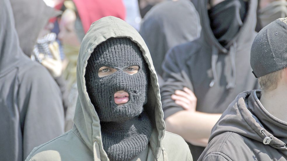Extreme Gruppen am linken und rechten Rand des politischen Spektrums gewinnen gerade durch jugendliche großen Zulauf. Ein Grund dafür kann Einsamkeit sein. Ein Problem, das Bundeskanzler Merz nicht ignorieren darf. Foto: IMAGO / blickwinkel