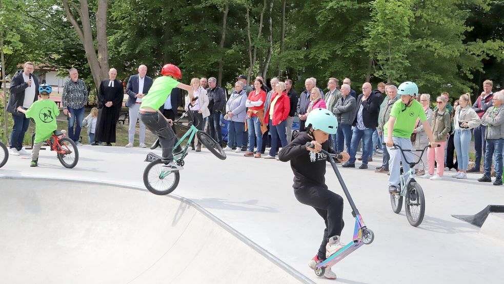 Während der Eröffnung des Skateparks in Barßel zeigten Kinder und Jugendliche den Gästen halsbrecherische Fahrkünste. Foto: Passmann