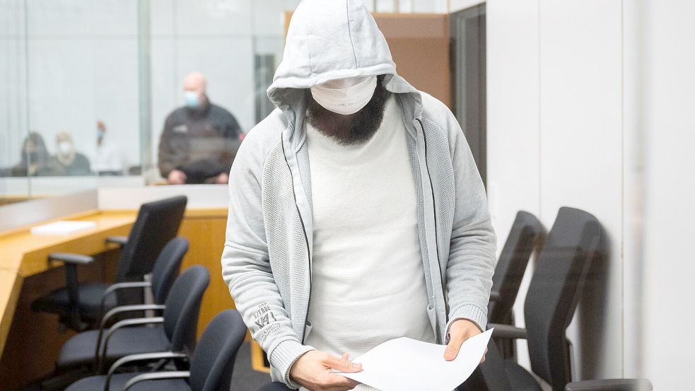 Abu Walaa 2021 vor dem Oberlandesgericht Celle - er klagt gegen seine Ausweisung nach seiner Haftentlassung. (Archivfoto) Foto: Julian Stratenschulte/dpa Pool/dpa