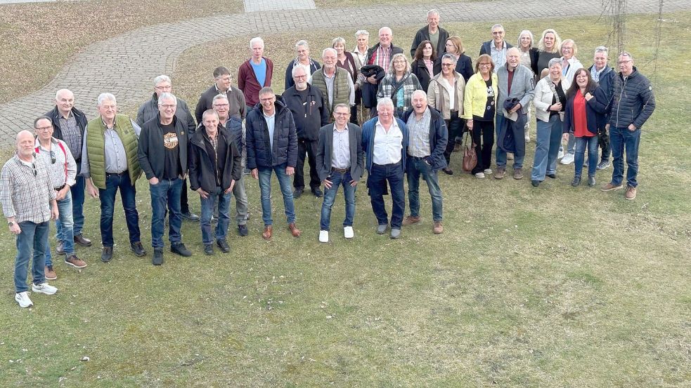 Die ehemaligen Schüler der Klasse 9c, Abschlussjahrgang 1975, versammelten sich vor dem Schulgebäude der Hauptschule in Völlenerfehn. Foto: Heinz Sandersfeld