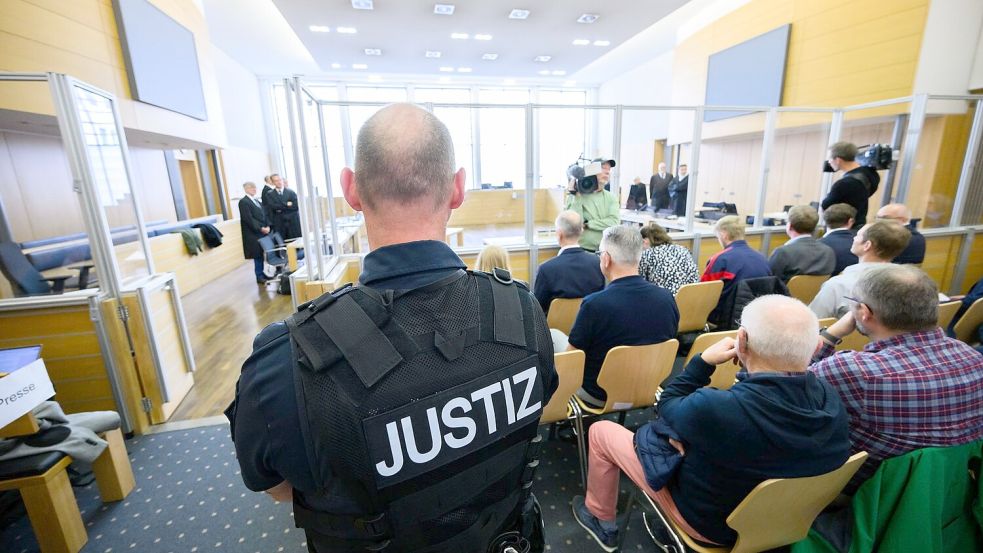 Im Prozess zur VW-Dieselaffäre wurden vier Haftstrafen ausgesprochen, nur in zwei Fällen gab es Bewährung. Foto: Julian Stratenschulte/dpa Pool/dpa