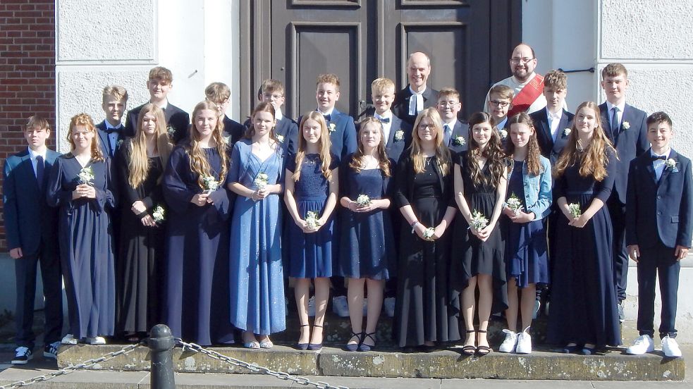Die Konfirmationden in Westrhauderfehn. In der ersten Reihe (von links): Nils Reichelt, Nathalie de Witt, Julia Gärtner, Lucy Sievers, Lena Hülsebus, Lena Thieken, Leevke Briese, Linnea Fennen, Leevke Brandt, Ariana Buß, Tomke Klein, Lars Kuhlemann; in der zweiten Reihe (von links): Rune Saathoff, Marlon Möhlmann, Tom Meyer, Eric Böhl, Matthis Geppert, Luca Scharrel, Jan Gräfe, Reyk Junker, Jannes Lüken, Jonte Roßbach; in der dritten Reihe (von links): Pastor Matthias Bokelmann und Diakon Niklas Sonnenberg. Foto: Niklas Sonnenberg