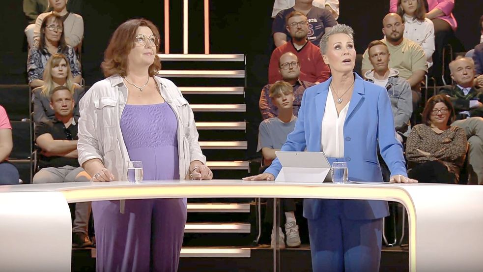 Inge Spieker aus Rhauderfehn stand in der Show „Schlauer als alle. Schlägst du Deutschland?“ neben Moderatorin Sonja Zietlow. Foto: RTL Deutschland