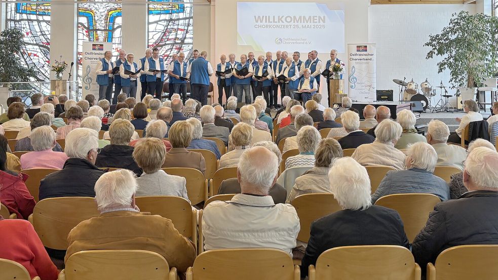 Gut besucht war am Sonntag das Chorkonzert in der Baptistenkirche in Ihren, an dem sieben Chöre aus Westoverledingen, Rhauderfehn und Ostrhauderfehn teilnahmen. Foto: Marius Ammermann