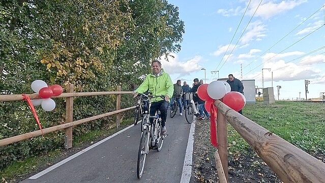 Im vergangenen Jahr wurde das erste Teilstück der Fahrradvorrangroute zwischen Papenburg und Emden mit dem damaligen Wirtschaftsminister Olaf Lies freigegeben. Archivfoto: Hellmers