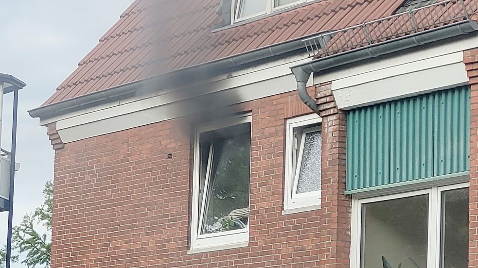 Rauch dringt aus einer Wohnung im ersten Stockwerk. Foto: Bodo Wolters
