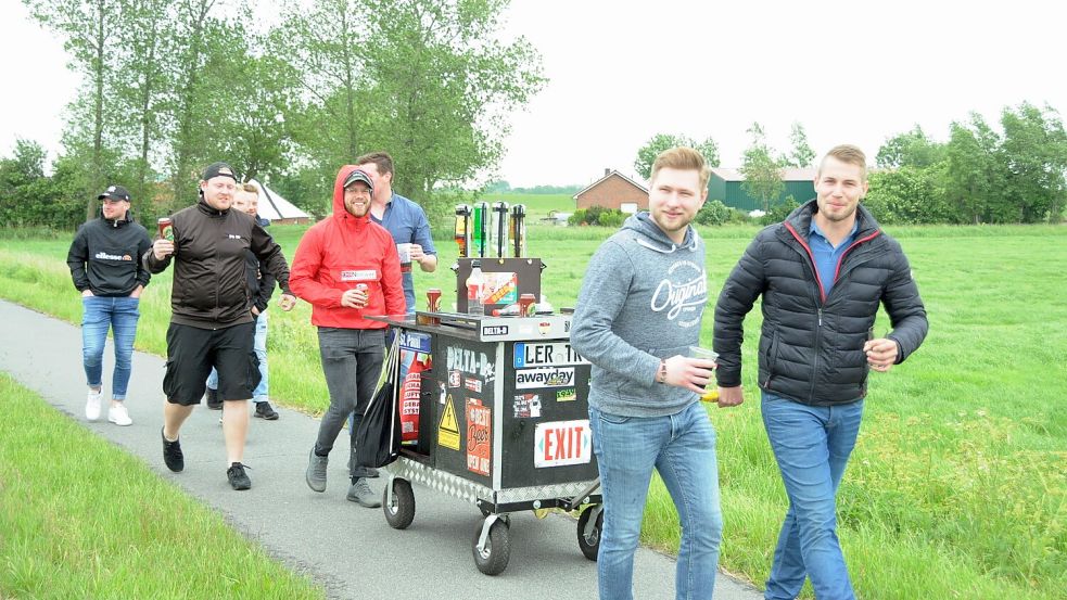 Eine fahrende Theke mit dabei. Dieser Bollerwagen mit Spezialausstattung ist besonders solide verarbeitet. Das Foto stammt aus dem Jahr 2019. Foto: Bodo Wolters/Archiv