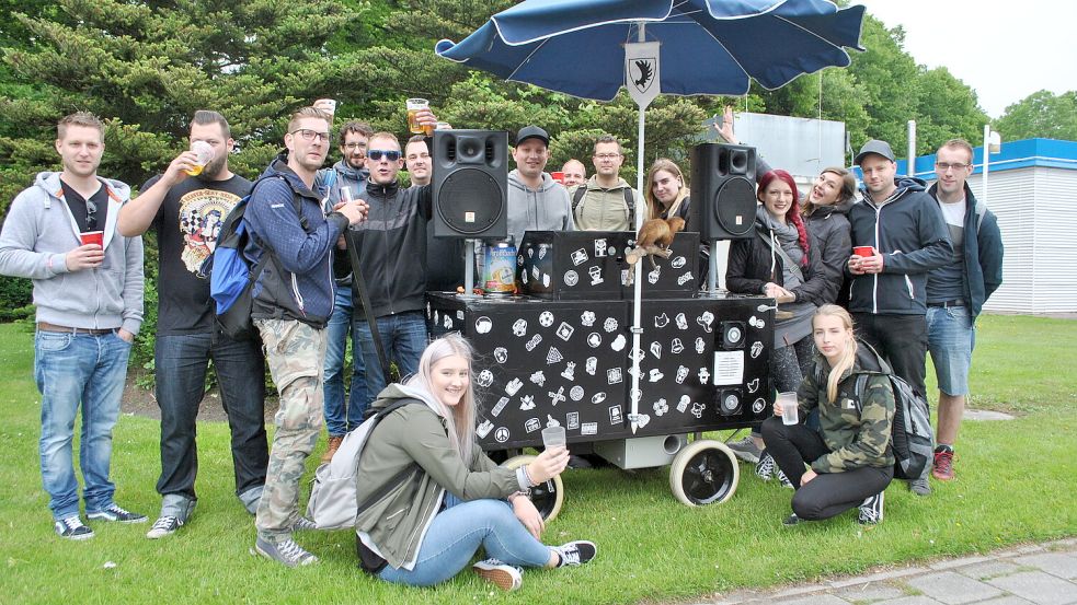Eine Truppe aus Plaggenburg brachte 2019 mit einem 9-PS-Bollerwagen die Stimmung 2019 zum Kukelorum mit. Foto: Jens Schönig/Archiv