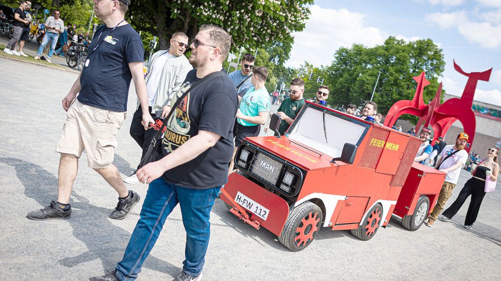 Männer ziehen am Vatertag am Maschsee-Nordufer ihren Bollerwagen "Feierwehr" - gibt es auch hier ausgefallene Gespanne? Foto: Moritz Frankenberg/dpa