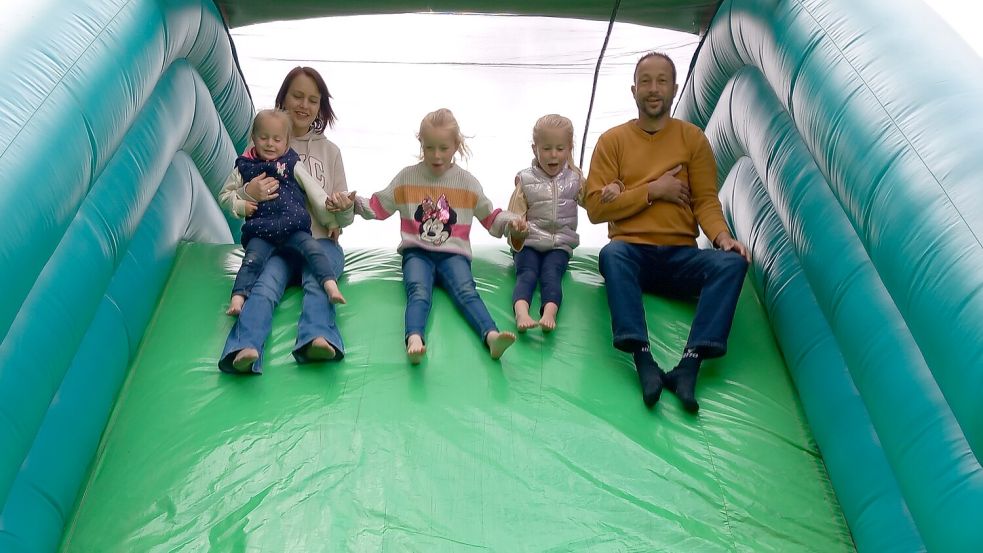 Die Familie Kübler betreibt seit drei Jahren das Hüpfparadies. Auf dem Bild sind (von links) Lina Kübler mit Lyana (3), Mercedes (6), Tamina (5) und Toni Kübler zu sehen. Foto: Clarissa Scherzer