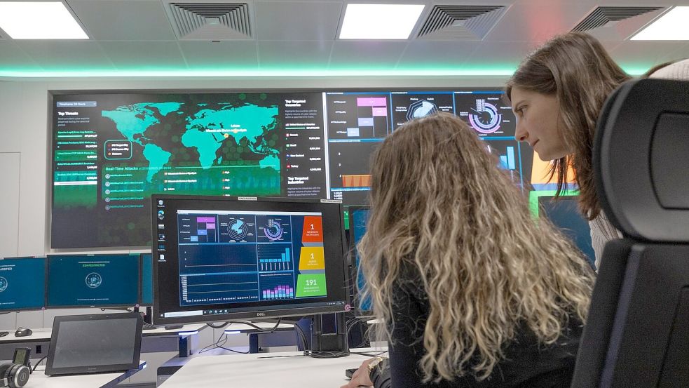 Im Cybersicherheitszentrum können mögliche Angriffe entdeckt werde. Foto: Boris Roessler/dpa