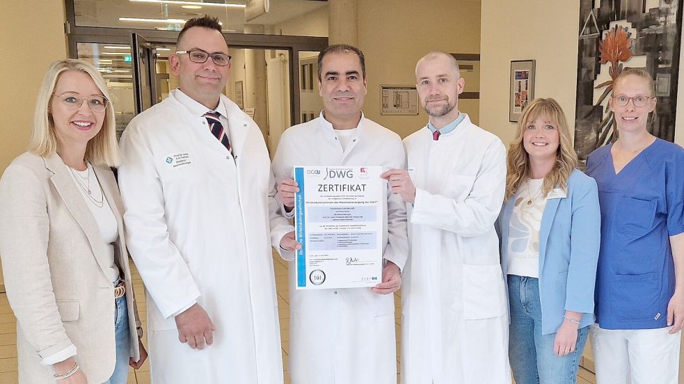 Anna Hermes (Chefarztsekretärin, von links), Prof. Dr. Christoph Tschan (Chefarzt der Klinik für Neurochirurgie), Ahmad Sayed Sheikh (Leitender Oberarzt des Wirbelsäulenzentrums), Dr. Felix Kiepe (Oberarzt), Franziska Lohe (Qualitätsmanagement), Lisa Huer (Pflege) Foto: Krankenhaus Ludmillenstift