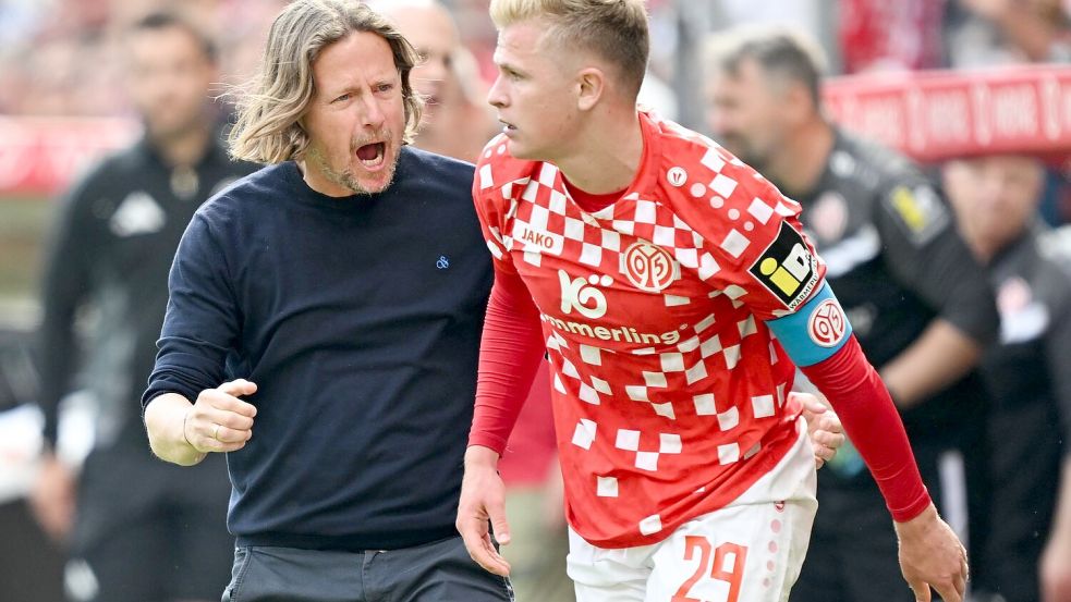 Jonathan Burkardt (rechts) wurde für die Nationalmannschaft nachnominiert Foto: Arne Dedert/dpa