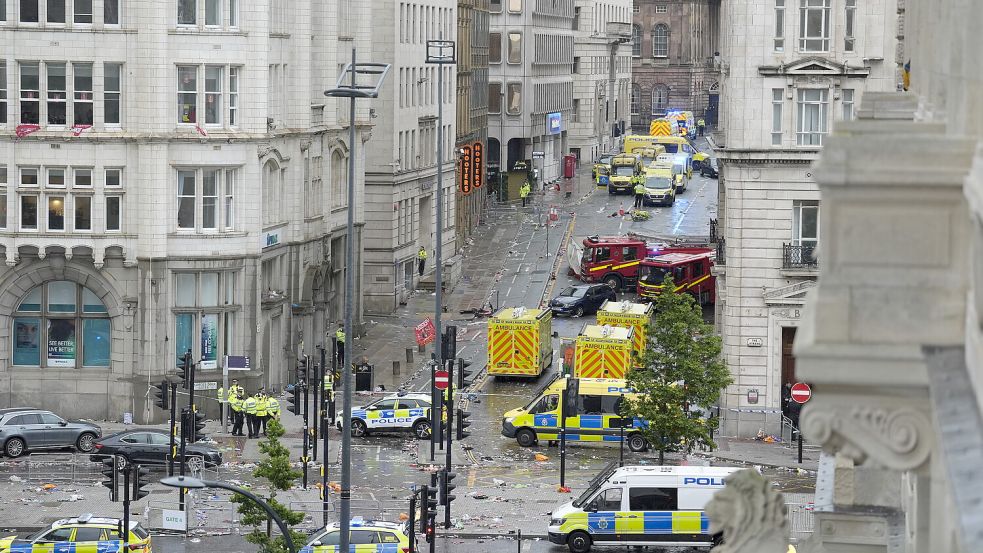 Polizei und Rettungskräfte sind in der Water Street in der Nähe des Liver Building in Liverpool im Einsatz, nachdem ein Auto während der Premier-League-Siegerparade in eine Menschenmenge gefahren ist. Foto: dpa/PA Wire/Danny Lawson