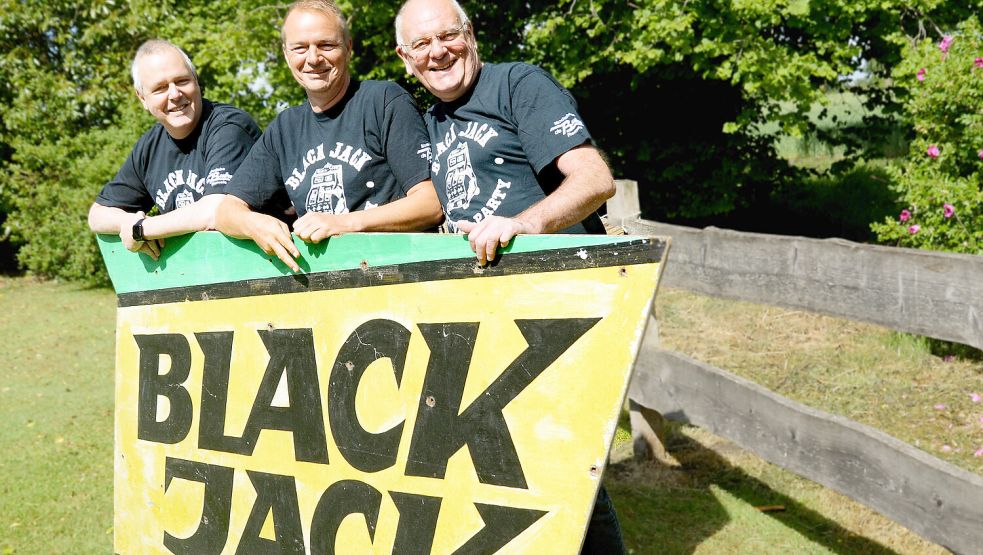 Ulrich de Buhr, Uwe Dirks und Gerhard Oltmanns verbindet, dass sie früher im Black Jack die Musik aufgelegt haben. Jetzt lassen sie die Disko für einen Abend auferstehen. Foto: Karin Lüppen