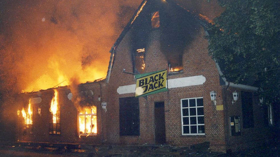 2004 ging die Diskothek an der Friesenstraße in Klein-Remels in Flammen auf. In Betrieb war sie schon damals nicht mehr. Foto: privat