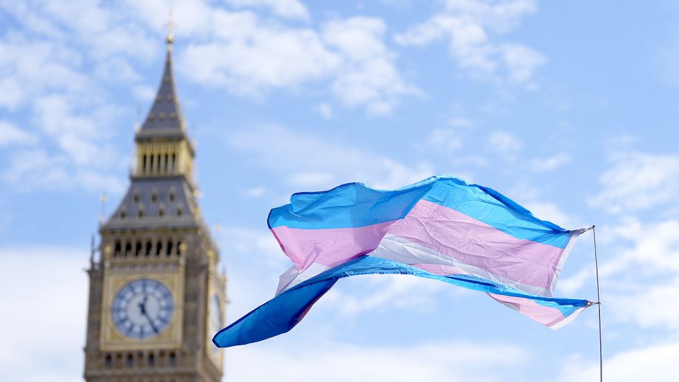 Die Transgender-Flagge vor dem Wahrzeichen von London symbolisiert den Kampf um Anerkennung, den das Urteil des Supreme Courts nun massiv erschwert hat. Foto: Andrew Matthews/dpa/PA Wire