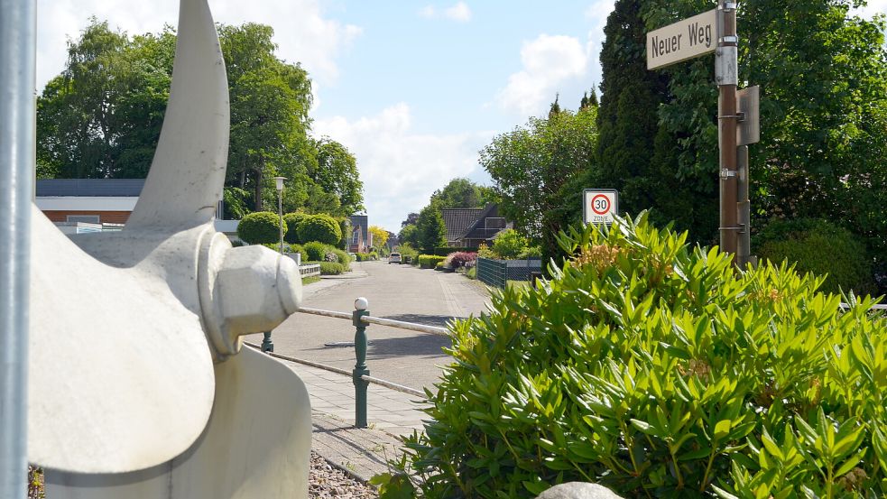 Die Erneuerung des Neuen Wegs in Rhauderfehn liegt seit längerem auf Eis, weil in Rhauderfehn darüber diskutiert wird, ob solche Maßnahmen weiterhin über die Straßenausbaubeitragssatzung, Strabs, finanziert werden. Nun hat der Verkehrsausschuss diese Entscheidung noch einmal vertagt. Foto: Astrid Fertig
