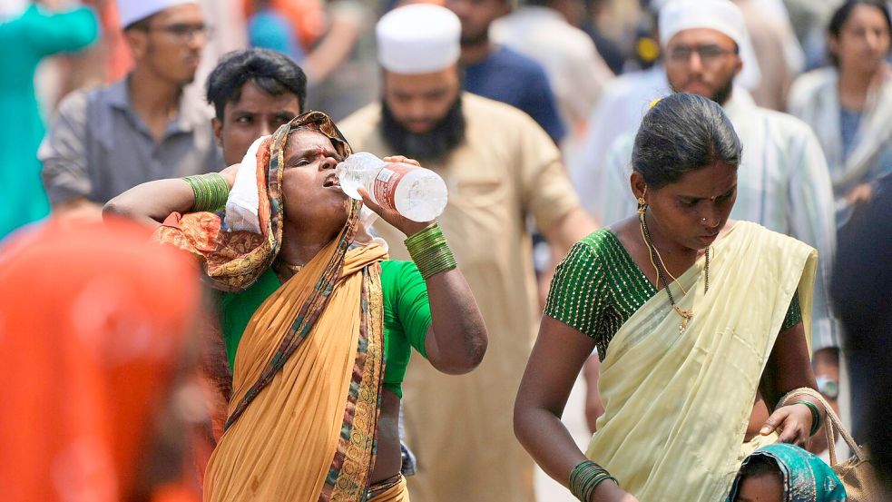 Experten erwarten, dass auch die kommenden Jahre warm werden - das bleibt nicht ohne Folgen. (Archivbild) Foto: Mahesh Kumar A./AP/dpa