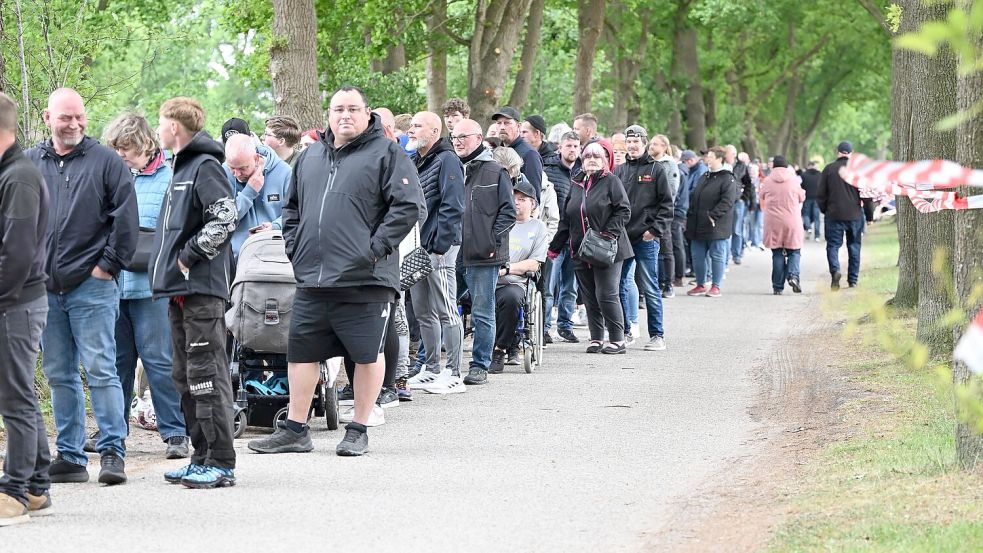 Mehr als 1300 Zuschauer kamen am Samstag zum letzten Heimspiel von SuS Steenfelde gegen Eintracht Nüttermoor. Foto: Andre van Elten