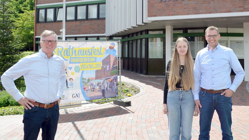 Günter Mansholt (links), Frauke Stallmann und Marco Groenewold von der Gemeindeverwaltung gehören zum Orga-Team für das Rathausfest. Das findet am Sonntag, 15. Juni 2025, rund um Rhauderfehns Gemeindeverwaltung statt. Foto: Astrid Fertig