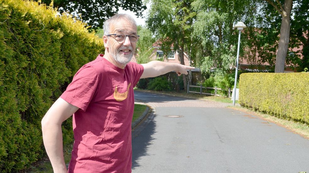 Dieser Fußweg, der die Schonerstraße quert, sei die gefährlichste Kreuzung der ganzen Siedlung findet Anlieger Jens Meyer. Er selbst habe dort als Motorradfahrer schon Zusammenstöße mit Jugendlichen auf dem Rad gehabt, die plötzlich hinter der Hecke hervorgekommen seien. Foto: Astrid Fertig