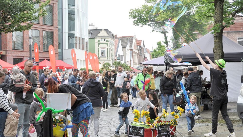 Auf dem Denkmalplatz in Leer wird es auch in diesem Jahr wieder einen Teil des Lekkermarkts geben. Die Veranstaltung soll sich wieder durch die Innen- und Altstadt ziehen. Foto: Bodo Wolters/Archiv