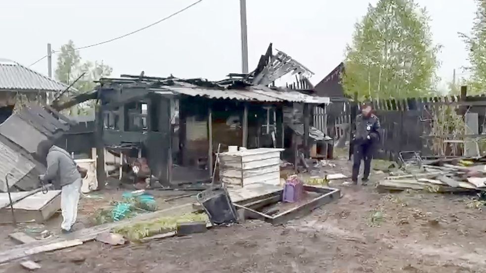 Ein Beamter des russischen Ermittlungskomitees dokumentiert den Schauplatz eines Massenmordes an Teenagern in der Stadt Baikalsk. Bei einem Messerangriff während einer Geburtstagsfeier wurden vier Jugendliche getötet und vier weitere verletzt. Der mutmaßliche Angreifer starb im Feuer. Foto: Russian Investigative Committee/TASS via ZUMA Press/dpa