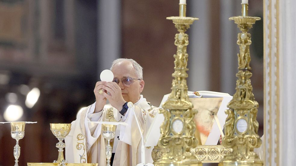 Jederzeit erreichbar: Papst Leo XIV. zelebriert mit Apple Watch am Handgelenk eine Messe in Rom. Foto: IMAGO/Independent Photo Agency Int.