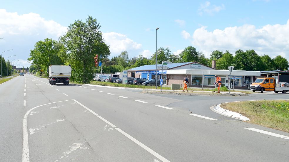 Eine Verkehrsinsel soll auf die Bundesstraße 438 in Rhauderfehn kommen. Eingerichtet werden soll die Querungshilfe in Höhe der Einmündung Schuhmacherstraße, die ins Gewerbegebiet führt. Foto: Astrid Fertig