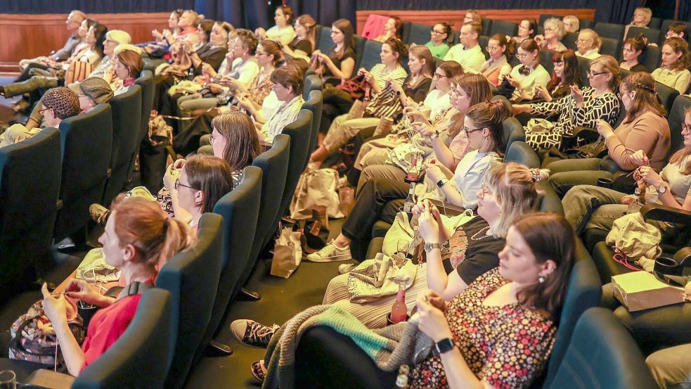 Das Publikum beim „Strick-Kino“ sind überwiegend Frauen. Foto: Christoph Schmidt/dpa