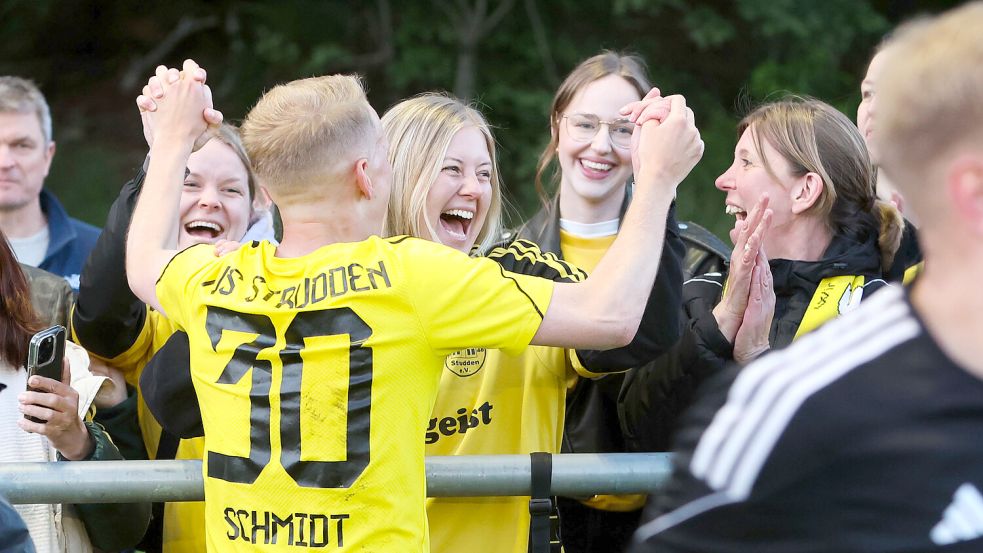 Trotz des Abstiegs herrscht gute Laune beim TuS Strudden. Die Mannschaft bleibt fast komplett zusammen. Auch Felix Schmidt bleibt, der Siegtorschütze gegen Larrelt. Archivfoto: Doden/Emden