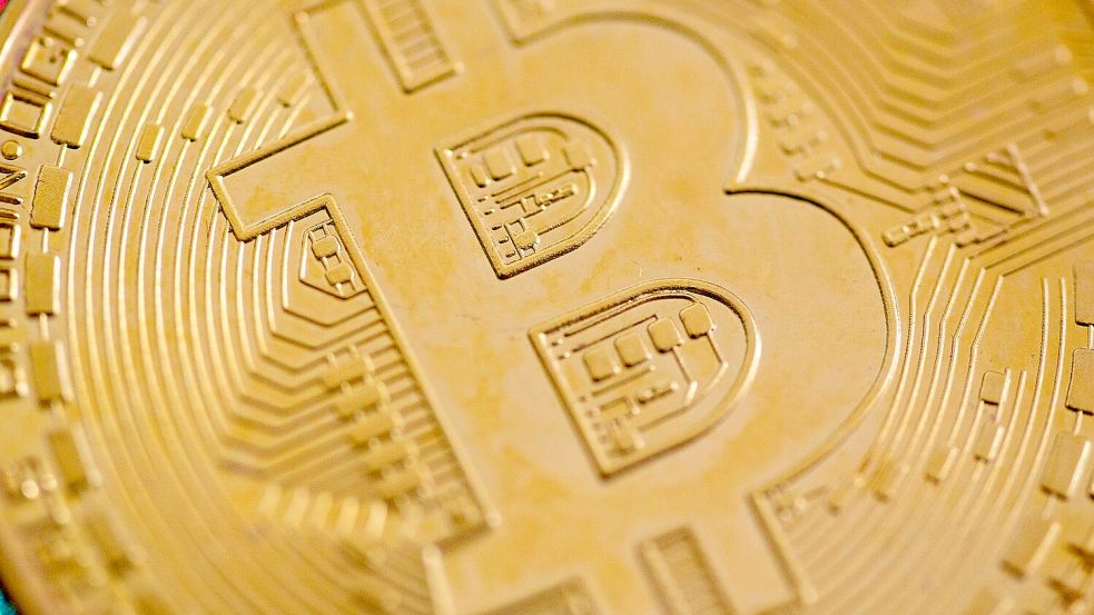 Eine Bitcoin-Münze liegt auf einem Tisch. (Symbolbild) Foto: Fernando Gutierrez-Juarez/dpa