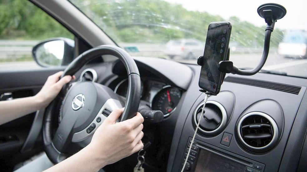 Falsche Angaben zu Straßensperrungen auf Google Maps sorgen für Irritationen bei Autofahrern. (Symbolbild) Foto: Melissa Erichsen/dpa