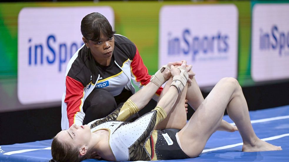 Trainerin LaPrise Harris-Williams kümmert sich um Helen Kevric. Foto: Marijan Murat/dpa