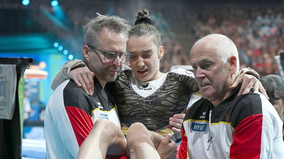 Helen Kevric wird aus der Halle getragen. Foto: Marijan Murat/dpa