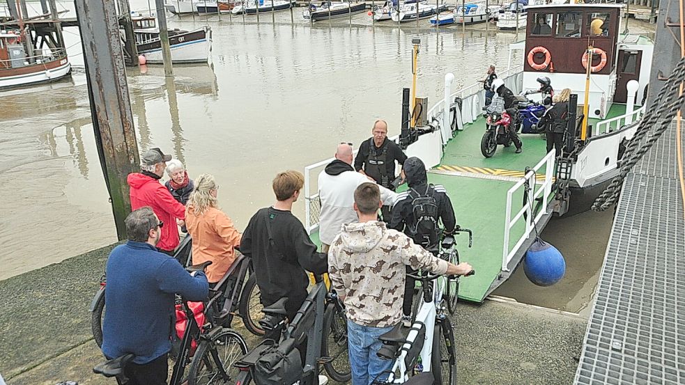 An der Fähre, die Ditzum und Petkum verbindet, war ordentlich was los. Foto: Bodo Wolters